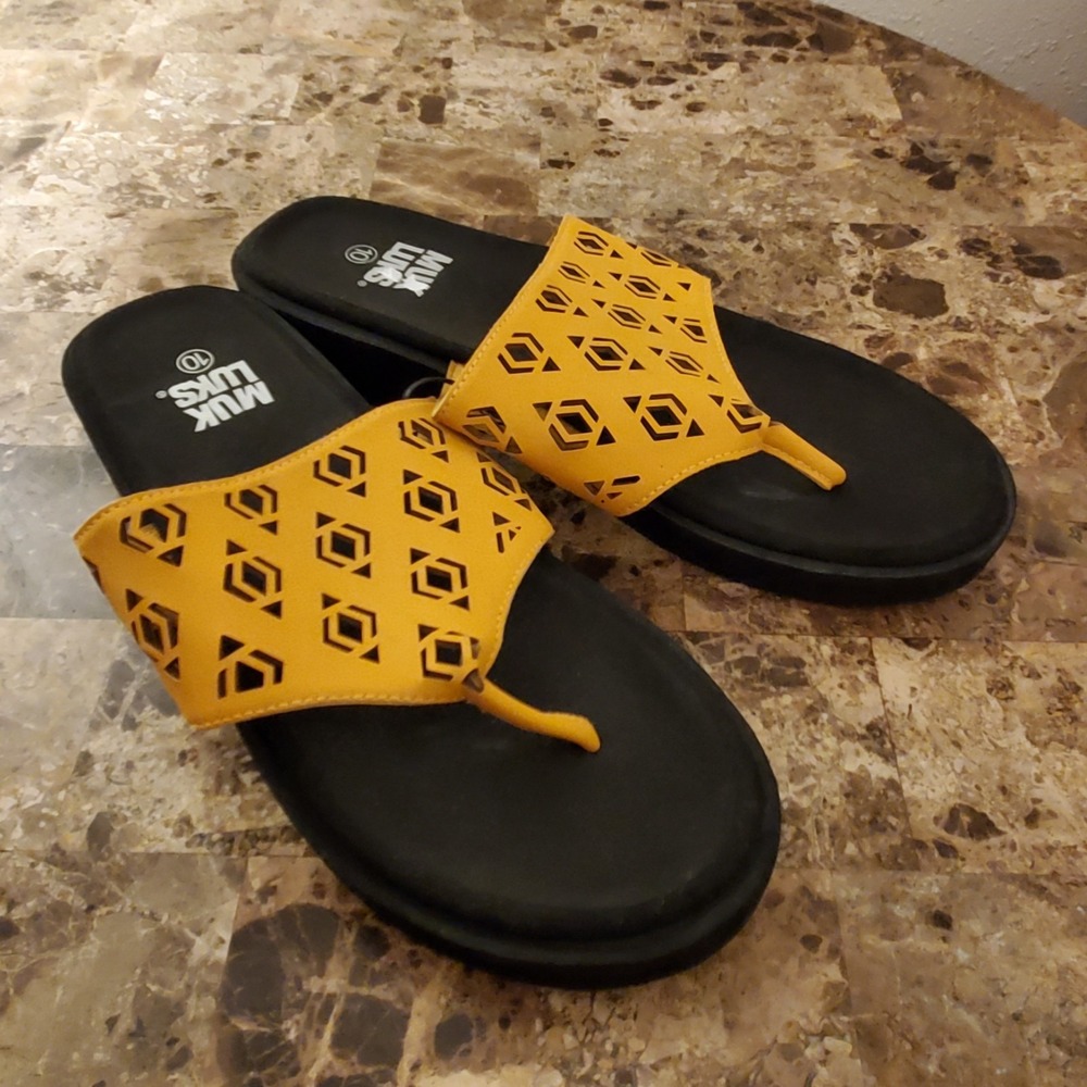 Muk Luks sz 10 sandals gold mustard yellow cut out detailing beach resort summer